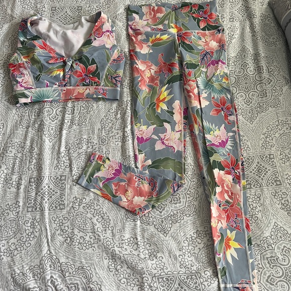 Mono B athleisure set hibiscus print Sz S top and bottom - Picture 2 of 4